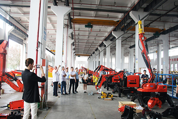 A Large Number of Overseas Customers Visited Anhui Hitech Intelligent to Discuss Cooperation Opportunities for Demolition Robots and Rockbreaker Boom System