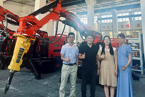 The Vietnamese Customers Come to Our Company to Visit and Accept Their Demolition Robot HCR300D